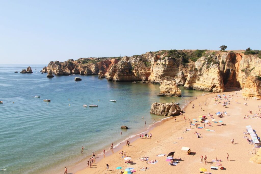 Praia Dona Ana no Algarve, em Portugal