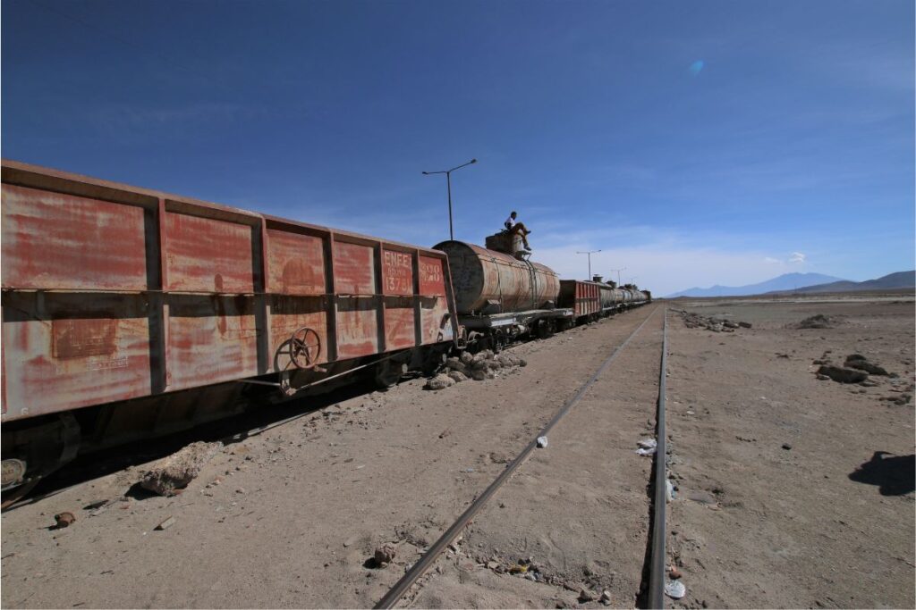 cemiterio de trens no salar de uyuni, na bolivia
