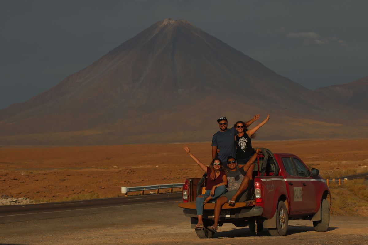 viajando pelo deserto do atacama de carro