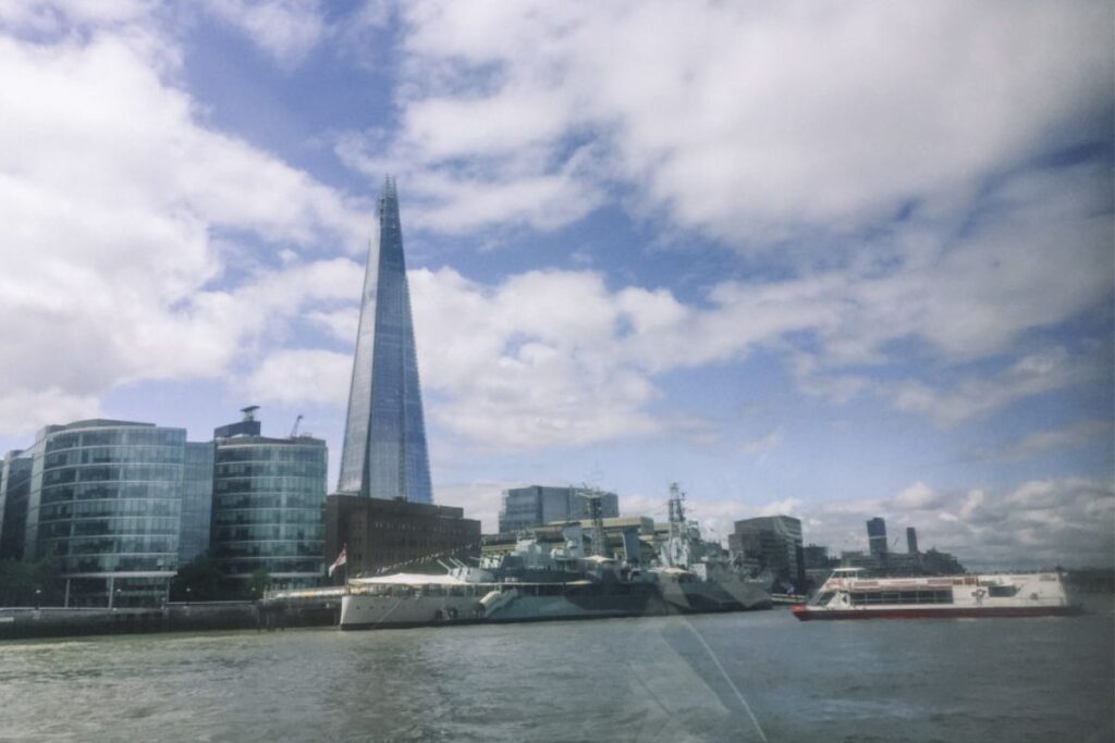 vista de londres do barco no rio tamisa