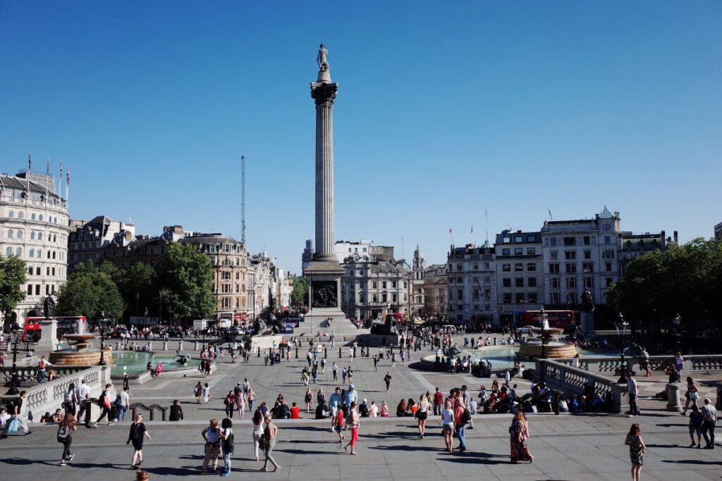 coluna de nelson na trafalgar square em londres
