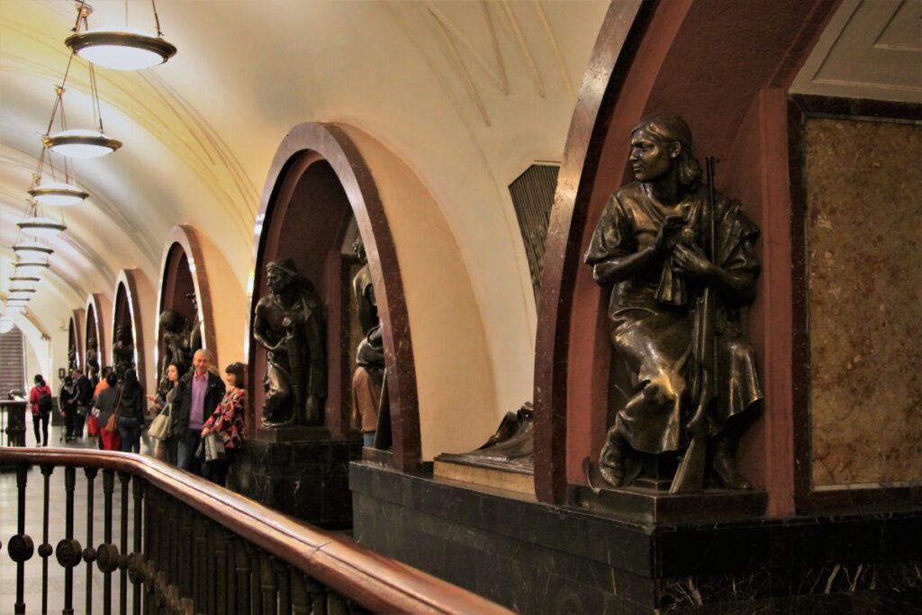 Estação Ploschad Revolutsii no metrô em Moscou