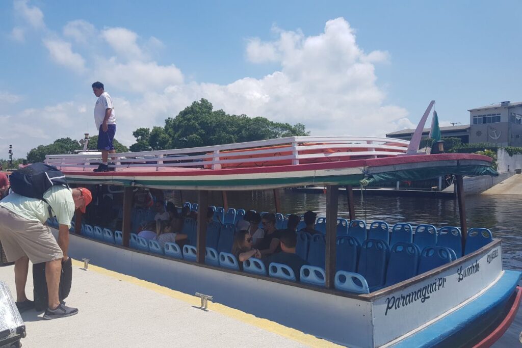 barco de acesso para a ilha do mel