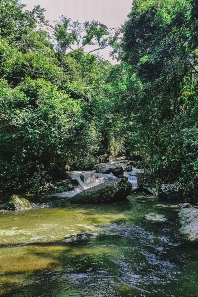 piscinas naturais formadas na cachoeira veu da noiva em muriqui
