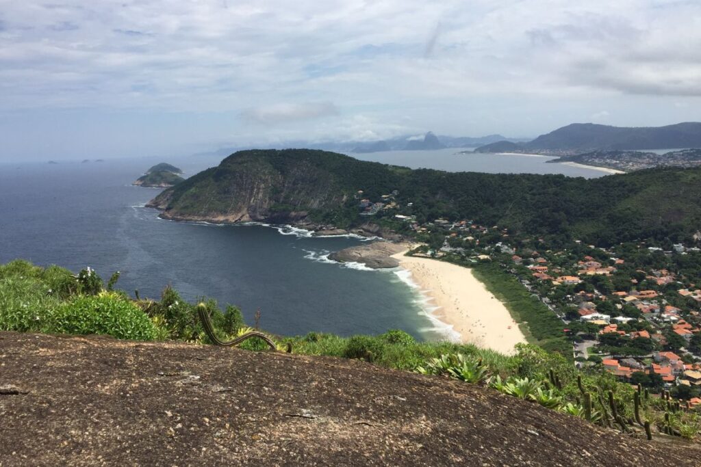vista da trilha do costao de itacoatiara