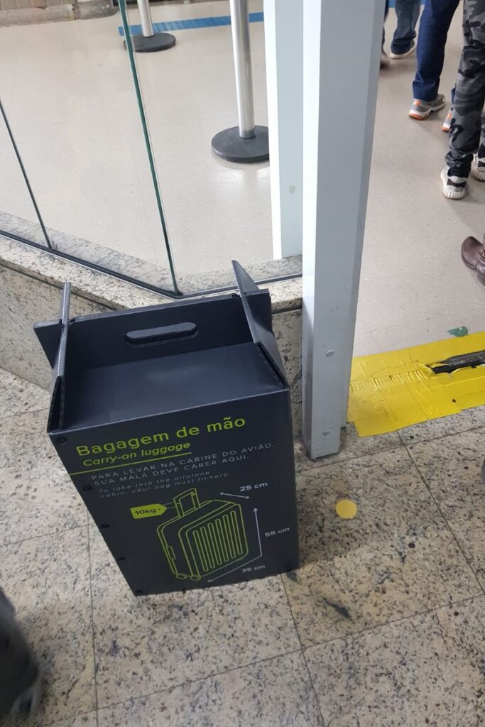 exemplo de controle do tamanho de bagagem de mão no aeroporto