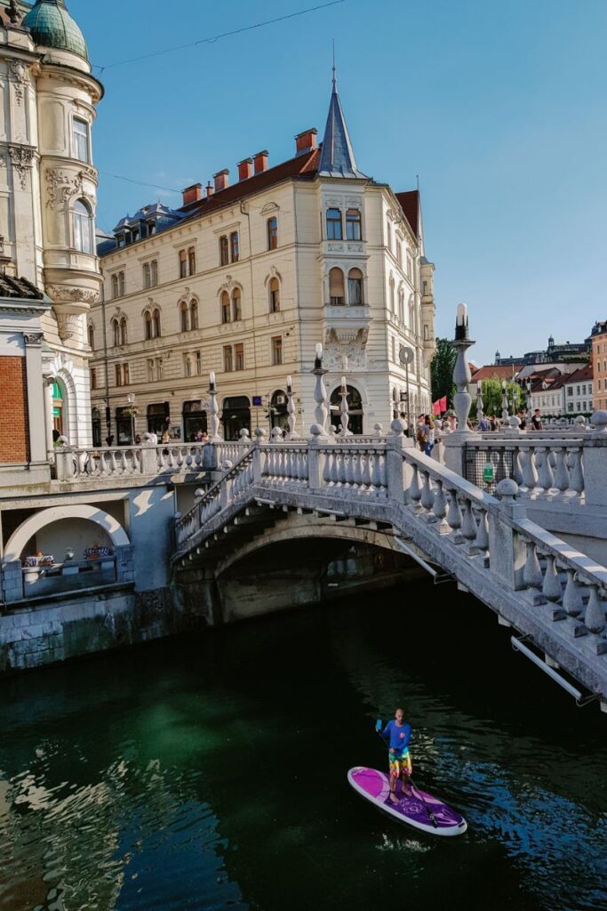 ponte tripla no centro de ljubljana, capital da eslovenia