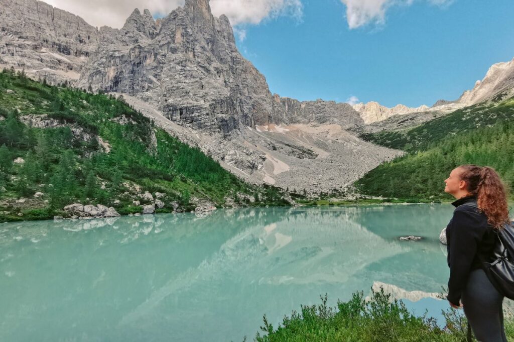 trilha para o lago di sorapis na italia