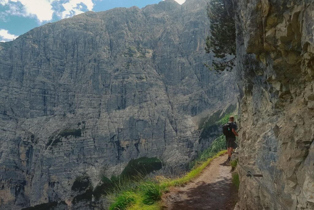 trilha para o lago di sorapis nas dolomitas