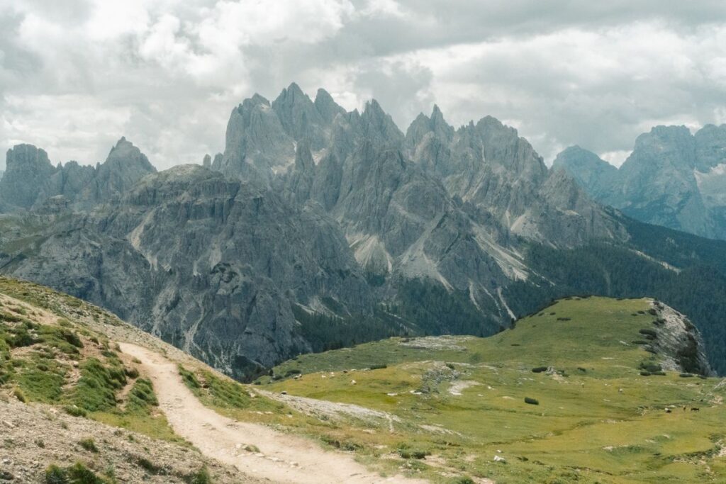 vistas ao longo da trilha de tre cime di lavaredo