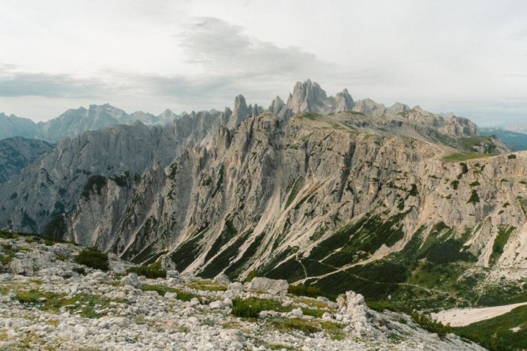 vista das montanhas ao longo da trilha de tre cime di lavaredo