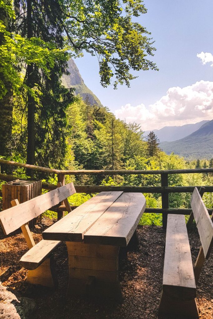 mesa de picnic no caminho para a cachoeira savica, na Eslovenia
