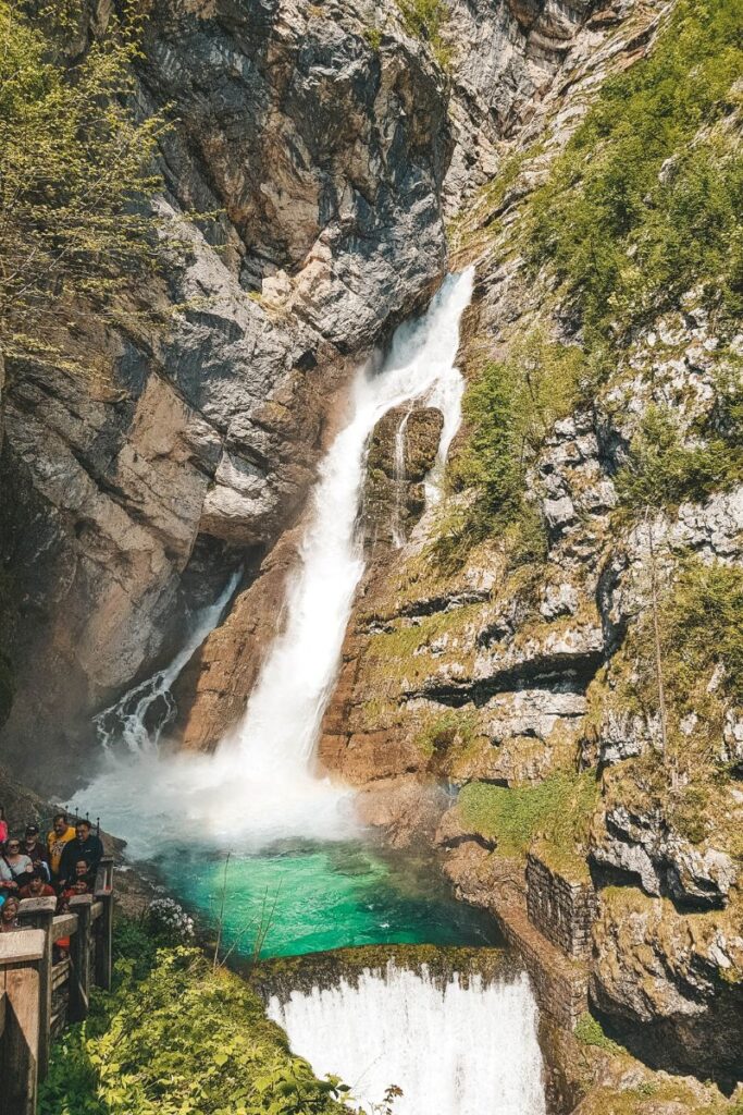 cachoeira savica no lago bohinj, na eslovenia