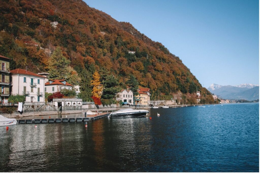 barco estacionado no lago de como no inverno