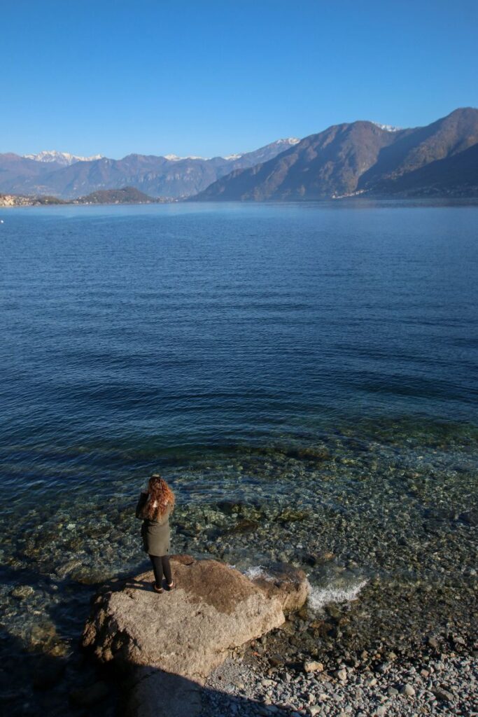 fe spolaor, autora do Cachos Aventureiros, no lago de como