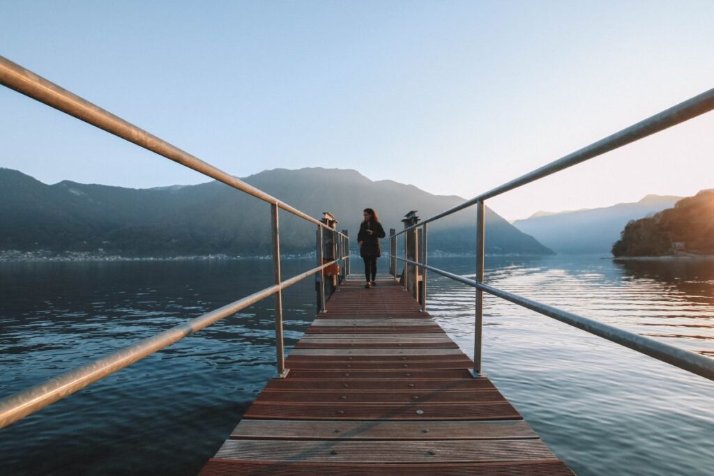 fe spolaor, autora do Cachos Aventureiros, no Lago de Como