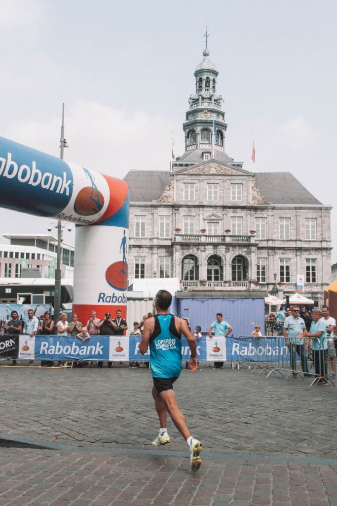 corrida na praca principal de maastricht na holanda