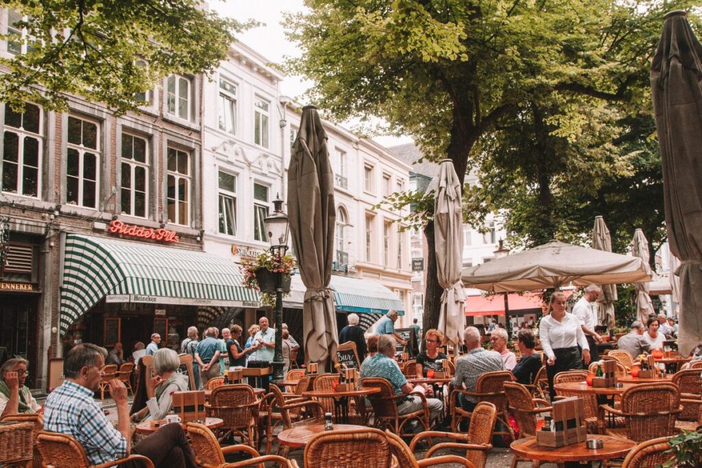 bares cheios na praca da basilica em maastricht