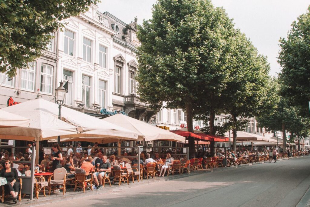 bares cheios na Praça Vrijthof em maastricht