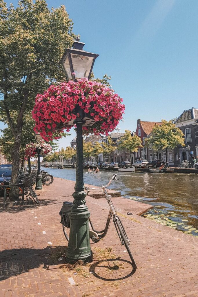 bicicleta estacionada ao longo do canal em leiden, na holanda