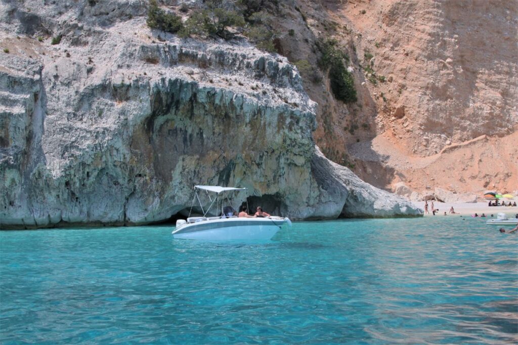 passeio de barco em cala goloritze, na sardenha