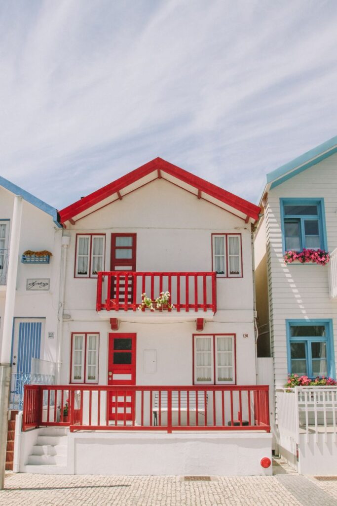 casa listrada vermelho e branco em costa nova