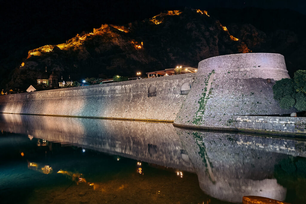 kotor iluminada a noite