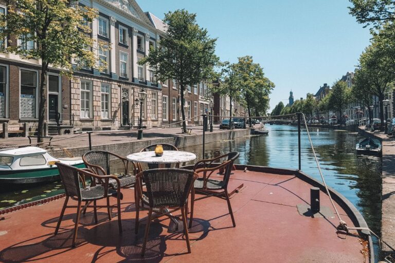 bar em um barco em Leiden
