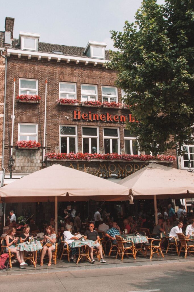 bares cheios na praca da basilica em maastricht