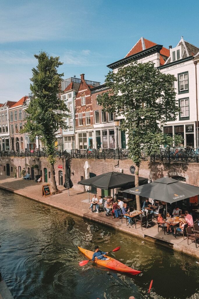 pessoa no kayak no canal central de utrecht