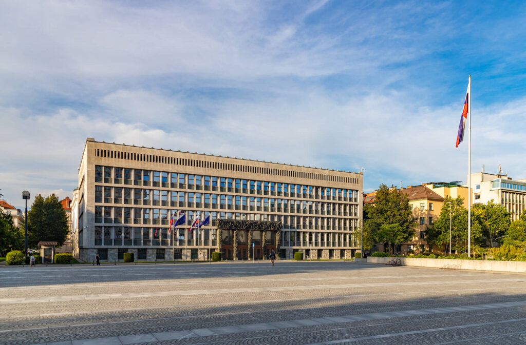 praca do parlamento em ljubljana