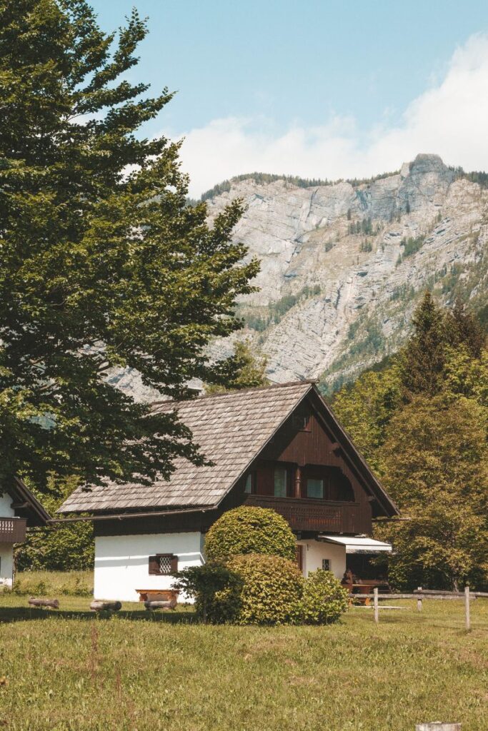 casa tipica no lago bohinj na eslovenia