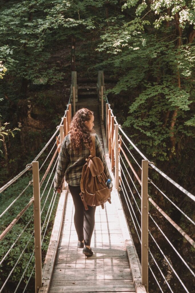 fe spolaor, autora do cachos aventureiros, explorando o Tolmin Gorge na eslovenia
