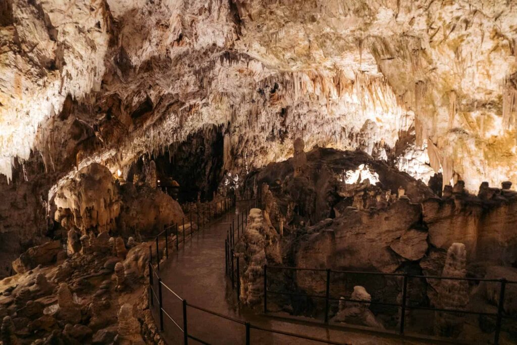 caverna postojna na eslovenia