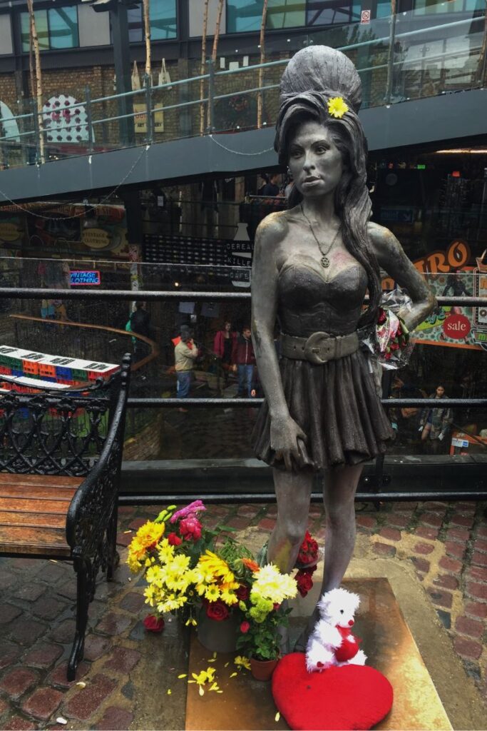 estatua amy winehouse em camden town londres