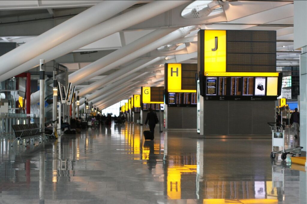 sala de embarque do aeroporto de heathrow em Londres