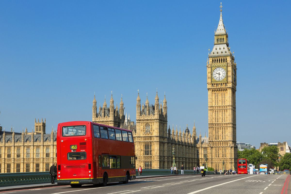 onibus vermelho em frente ao parlamento de londres