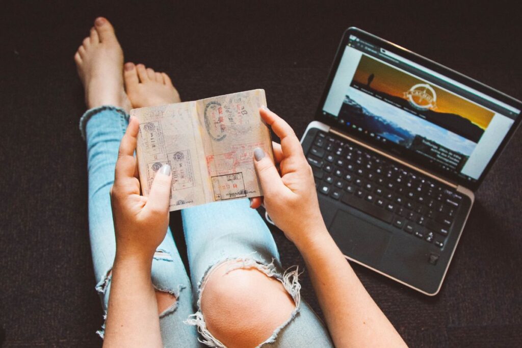 viajante segurando passaporte e planejando uma viagem