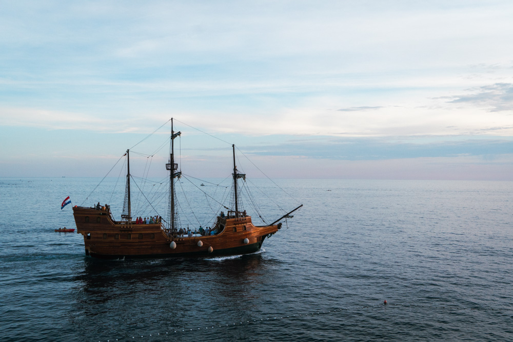 barco no por do sol em dubrovnik