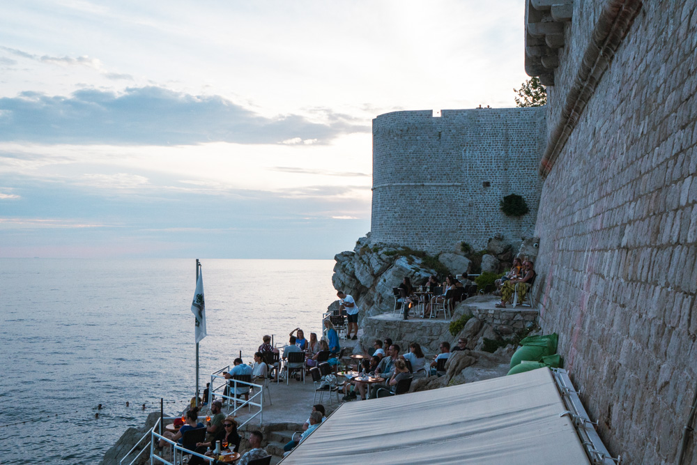 por do sol na muralha de dubrovnik