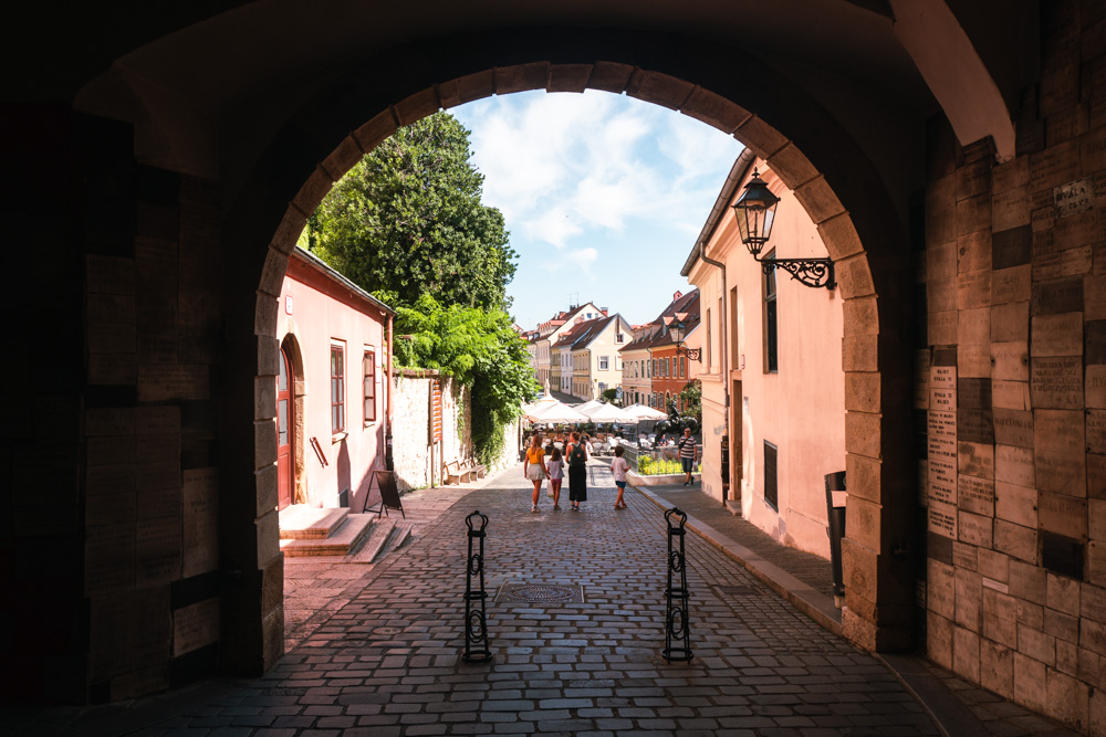 porta de pedra em zagreb
