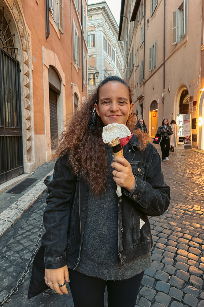 fe tomando sorvete em roma