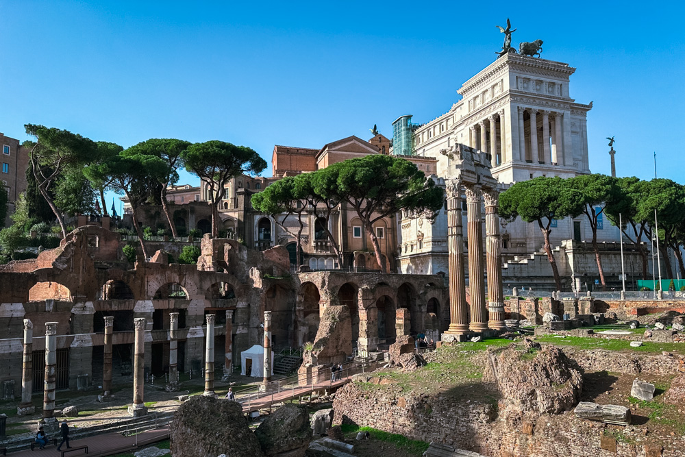forum romano em roma na italia