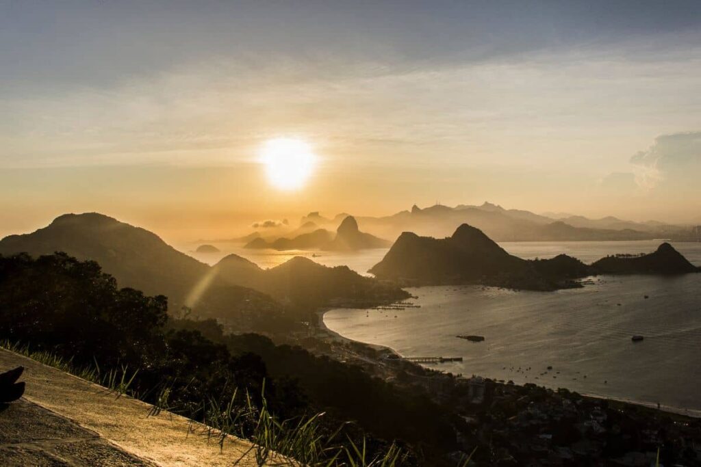 por do sol no parque da cidade em niteroi