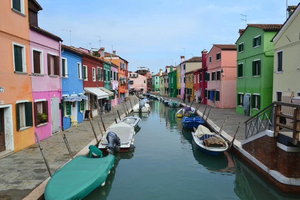 casas coloridas no centro de burano