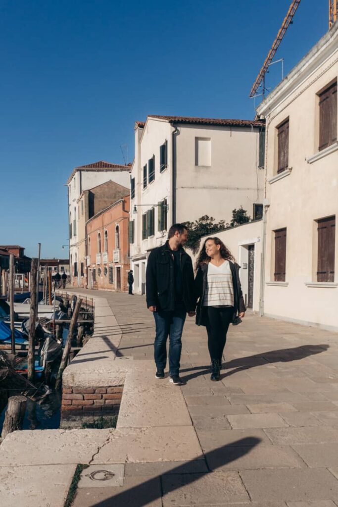 fe e edo passeando pelo centro de murano na italia