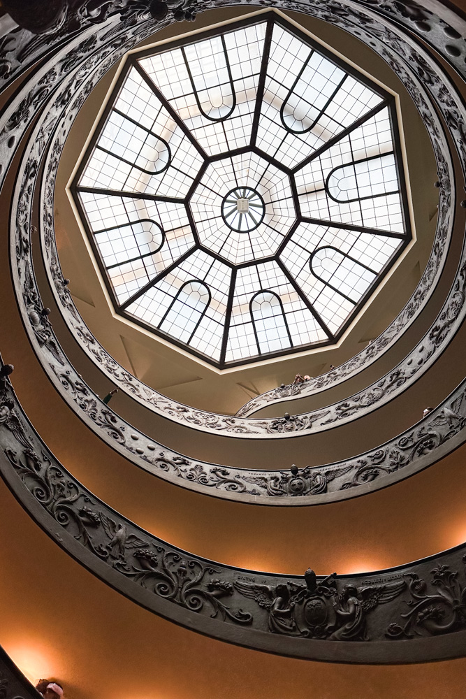 escada em espiral dentro do museu do vaticano em roma