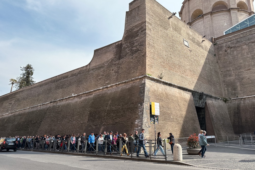 fila para entrar no museu do vaticano em roma