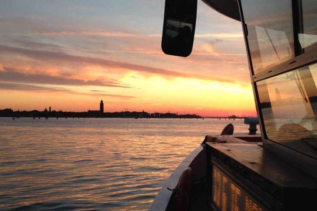 por do sol no vaporetto em veneza