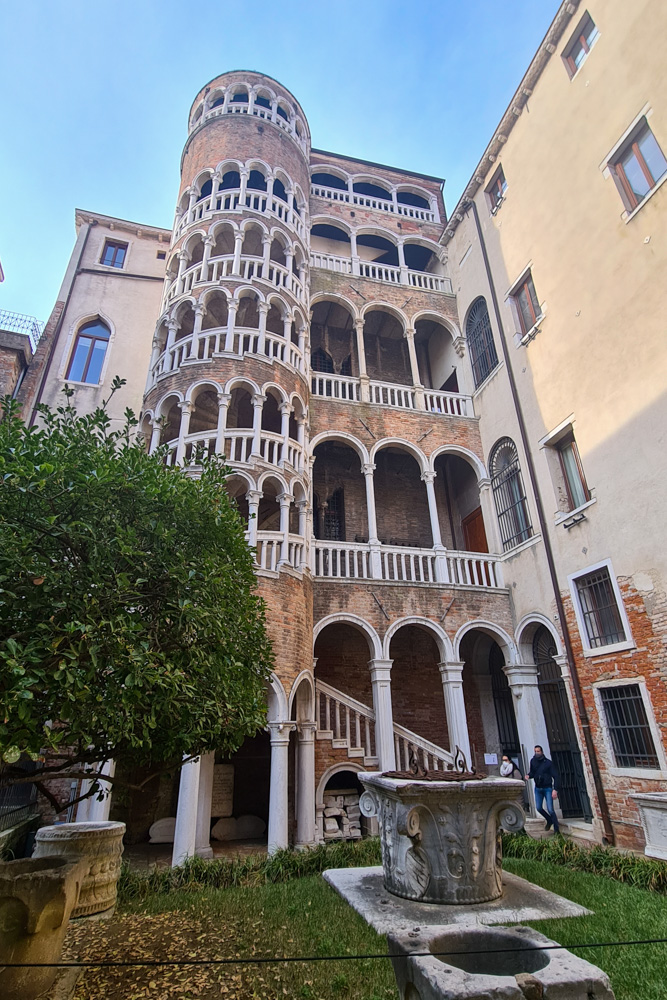 escadaria contarini del bovolo em veneza